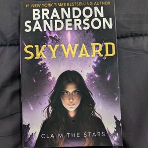 Skyward by Brandon Sanderson Book